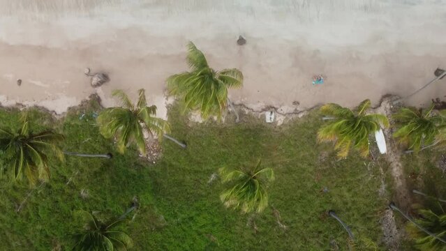 Vue a&eacute;rienne panoramique d&rsquo;une plage en bord de mer avec eau turquoise et bateau
