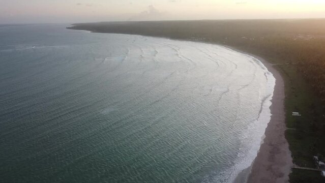Vue a&eacute;rienne panoramique d&rsquo;une plage d&eacute;sertique en bord de mer avec eau turquoise et bateau
