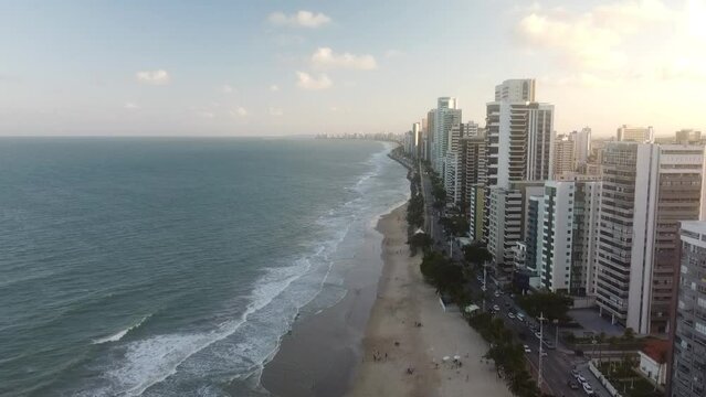 Vue a&eacute;rienne panoramique de Recife avec la plage au couch&eacute; de soleil, Pina, Boa Viagem, Jaboat&atilde;o dos Guararapes, Br&eacute;sil
