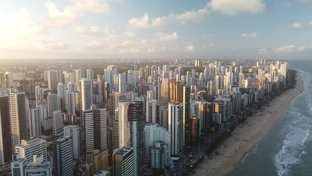 Vue aérienne panoramique de Recife avec la plage au couché de soleil, Pina, Boa Viagem, Jaboatão dos Guararapes, Brésil
