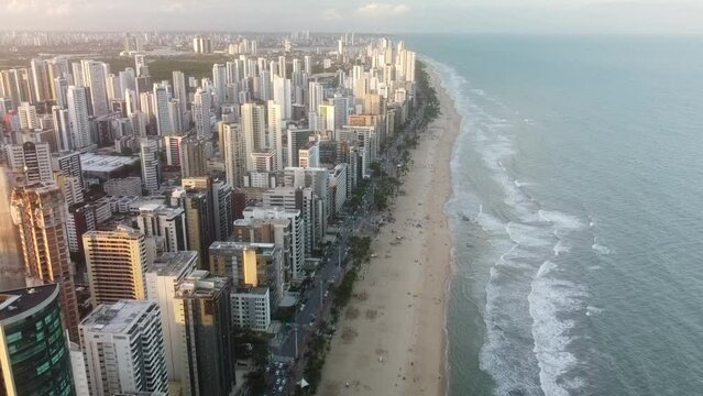 Vue a&eacute;rienne panoramique de Recife avec la plage au couch&eacute; de soleil, Pina, Boa Viagem, Jaboat&atilde;o dos Guararapes, Br&eacute;sil
