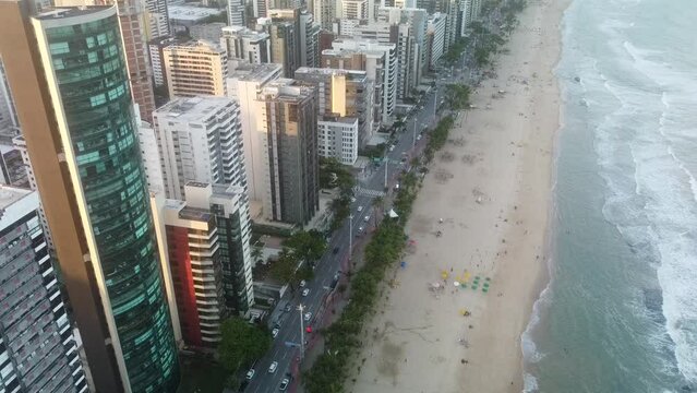 Vue a&eacute;rienne panoramique de Recife avec la plage au couch&eacute; de soleil, Pina, Boa Viagem, Jaboat&atilde;o dos Guararapes, Br&eacute;sil
