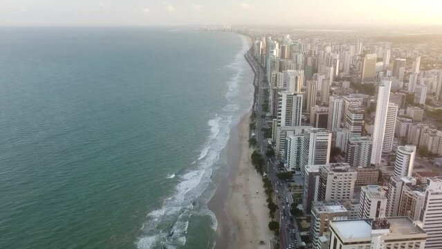 Vue a&eacute;rienne panoramique de Recife avec la plage au couch&eacute; de soleil, Pina, Boa Viagem, Jaboat&atilde;o dos Guararapes, Br&eacute;sil
