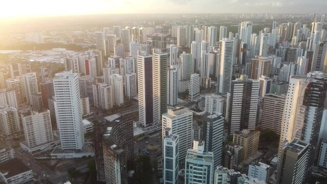 Vue a&eacute;rienne panoramique de Recife avec la plage au couch&eacute; de soleil, Pina, Boa Viagem, Jaboat&atilde;o dos Guararapes, Br&eacute;sil
