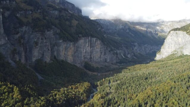 Vue a&eacute;rienne d&rsquo;une montagne avec vall&eacute;e et rivi&egrave;re, Cirque du Fer-&agrave;-Cheval, le bout du monde, Alpes, france
