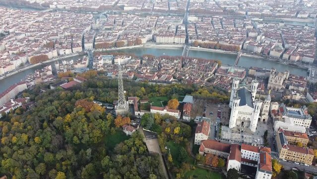 Vue aérienne panoramique de la Basilique Notre-Dame de Fourvière, tour métallique de Lyon, France
