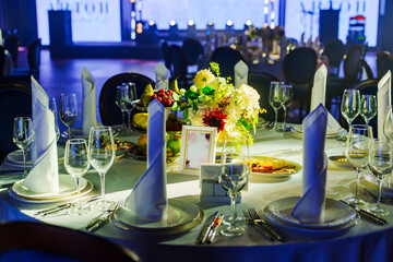 table with sign for number or names of guests in banquet hall of restaurant. 