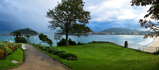 panoramique sur parc et plage de ville balnéaire de Saint Sébastien Espagne au lever du jour