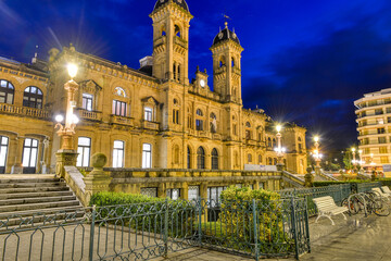 Fototapeta na wymiar vu sur Hôtel de ville dans le vieux quartier de la ville balnéaire de Saint Sébastien Espagne au lever du jour heure bleu