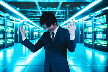 サーバールームで頭を抱えるビジネスマン