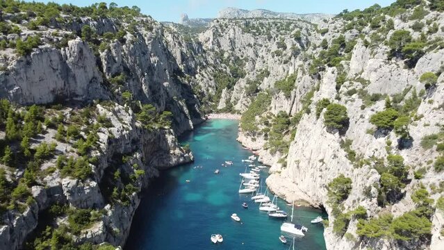 Vue a&eacute;rienne panoramique du Parc national des Calanques sur la c&ocirc;te M&eacute;diterran&eacute;e avec montagne en bord de mer, Marseille, Casis, France