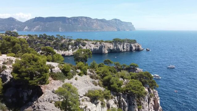 Vue a&eacute;rienne panoramique du Parc national des Calanques sur la c&ocirc;te M&eacute;diterran&eacute;e avec montagne en bord de mer, Marseille, Casis, France