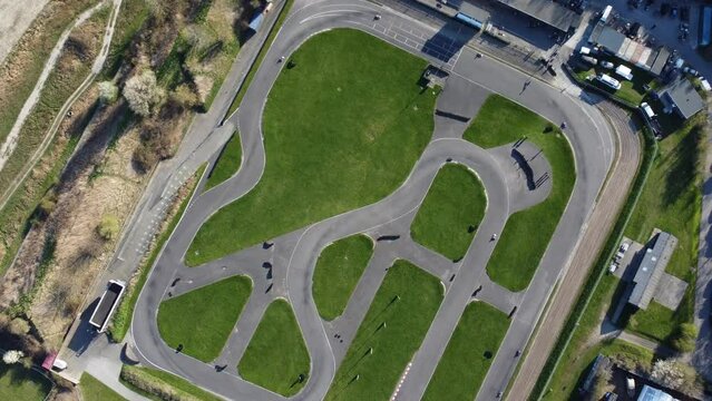 Vue a&eacute;rienne panoramique d&rsquo;une piste de karting, circuit automobile
