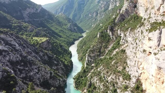 Vue a&eacute;rienne panoramique immersive des gorges du Verdon.