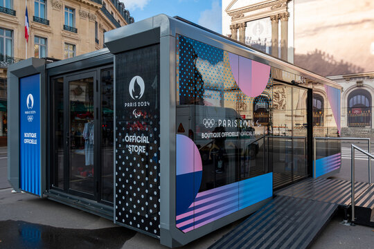 Paris, France - 6 décembre 2023: Vue extérieure de la boutique officielle des Jeux Olympiques d'été de Paris 2024 située place de l'opéra à Paris