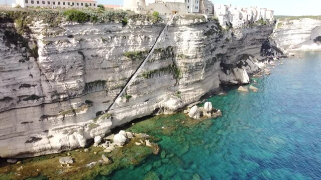 Vue a&eacute;rienne panoramique de la ville Bonifacio sur falaise en bord de mer M&eacute;diterran&eacute;e, Corse, France
