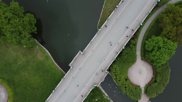 Vue a&eacute;rienne panoramique du parc Frognerparken dans la ville Oslo avec fontaine, statue et lac, Norv&egrave;ge
