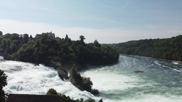 Vue a&eacute;rienne panoramique des chutes du Rhin, cascade, Schaffhausen, Suisse
