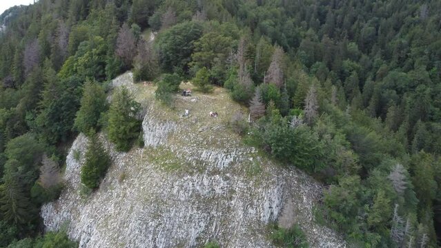 Vue a&eacute;rienne d&rsquo;une montagne avec belv&eacute;d&egrave;re et falaise en bord de route, col de la faucille, gex, Turet, Jura