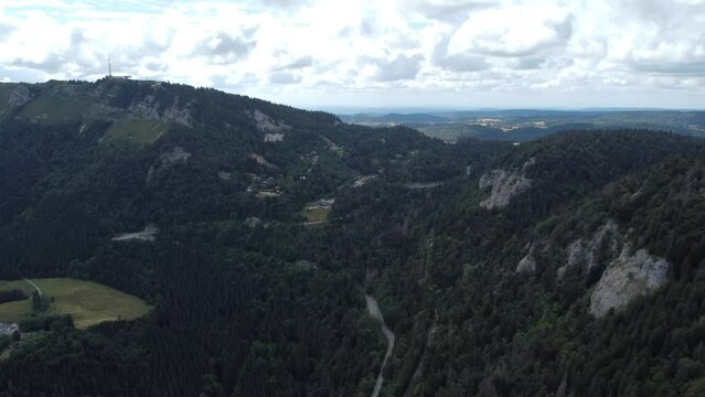 Vue a&eacute;rienne d&rsquo;une montagne avec belv&eacute;d&egrave;re et falaise en bord de route, col de la faucille, gex, Turet, Jura
