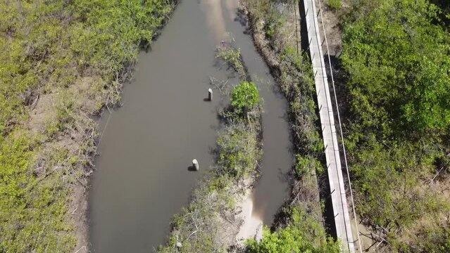 Vue a&eacute;rienne du village Atins avec suivit de voiture et rivi&egrave;re, Br&eacute;sil