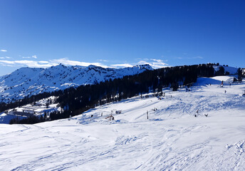 快晴、青空の背景のスキー場の写真　雪山ウィンタースポーツ　レジャー　スノーボード　AI生成画像
