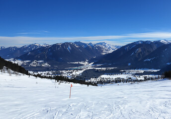 Fototapeta na wymiar 快晴、青空の背景のスキー場の写真　雪山ウィンタースポーツ　レジャー　スノーボード　AI生成画像