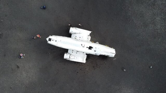 Vue a&eacute;rienne de l&lsquo;&eacute;pave d&rsquo;avion DC3 &eacute;cras&eacute; sur la c&ocirc;te sud de l'Islande, plage de sable noir
