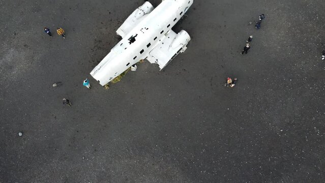 Vue a&eacute;rienne de l&lsquo;&eacute;pave d&rsquo;avion DC3 &eacute;cras&eacute; sur la c&ocirc;te sud de l'Islande, plage de sable noir.