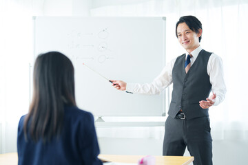 女の子に勉強を教える先生