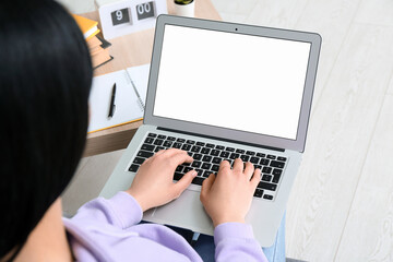 Obraz na płótnie Canvas Young woman working with laptop