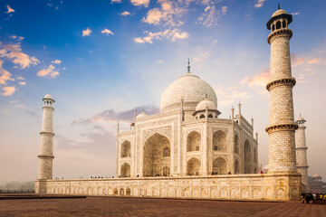 Fototapeta na wymiar Taj Mahal on sunrise. Indian Symbol - India travel background. Agra, India