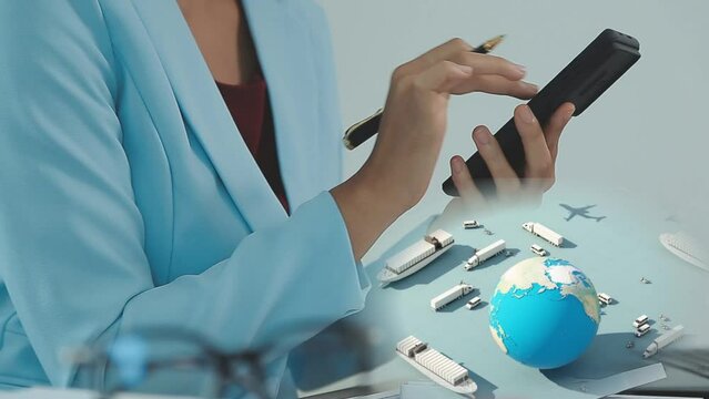 Mujer experta en comercio internacional controla en su celular los env&iacute;os, importaciones, exportaciones, gastos de flete, fechas de llegada. Barcos, containers, camiones, aviones mueven mercader&iacute;a.