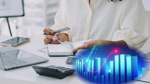 Mujer trabajando en su escritorio con su laptop y su m&oacute;vil, toma nota, realiza anotaciones en su agenda, saca conclusiones, analiza datos. Un diagrama de barras en movimiento muestra evoluci&oacute;n.