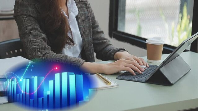 Mujer de negocios trabajando en su laptop analiza cambio en los mercados, cotizaciones, compras y ventas. El gr&aacute;fico de barras en movimiento va mostrando la evoluci&oacute;n de precios.