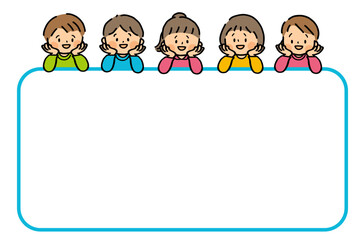 頬杖をつく笑顔の子供たちとフレーム