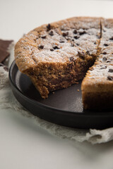 Fototapeta na wymiar Pie pye de nutella cookie torta con chispas de chocolate comida dulce postre