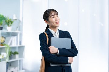 オフィスにいる若い日本人女性