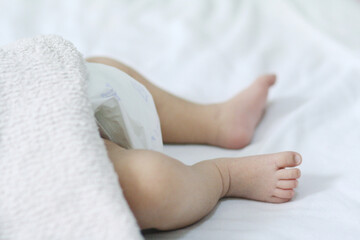 작고 귀여운 아기 발