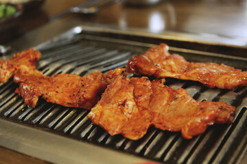 불판에 올린 빨간 닭갈비