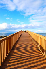 Obraz premium 海へと向かう橋