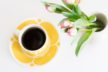 ピンクのチューリップと北欧の食器でコーヒーの時間
