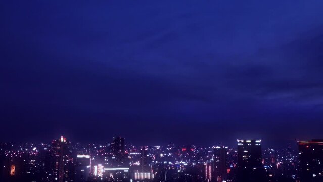 大阪梅田の高層ビル群の夜景のパーン　広角  強いグロー
