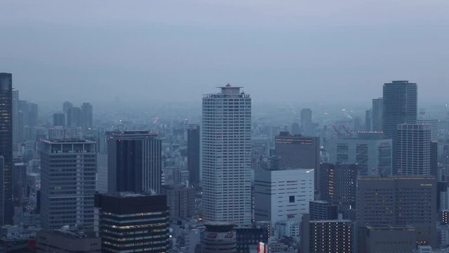 フォギーな大阪梅田の高層ビル群のパーン  ノンフィルタ