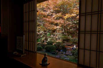 日本家屋から眺めた紅葉