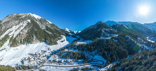 Rundblick ins verschneite Namloser Tal in Tirol
