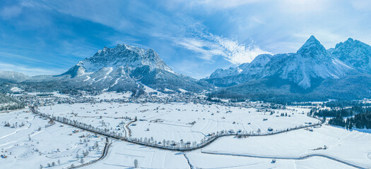 Winter im Ehrwalder Becken, Blick über das Moos auf die eindrucksvollen Berge des Wetterstein und...