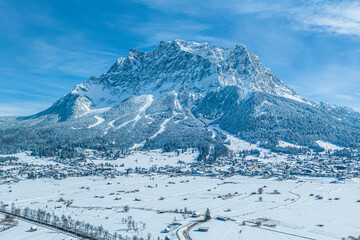 Traumhafter Wintertag im Ehrwalder Moos, Blick zur mächtigen Zugspitze im Wettersteingebirge - obrazy, fototapety, plakaty