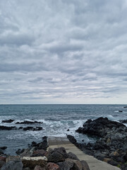 The sea of ​​Jeju Island is full of strong waves.