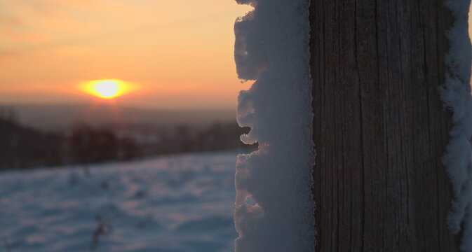 Sonnentergang hinter wilden Schneeverwehungen